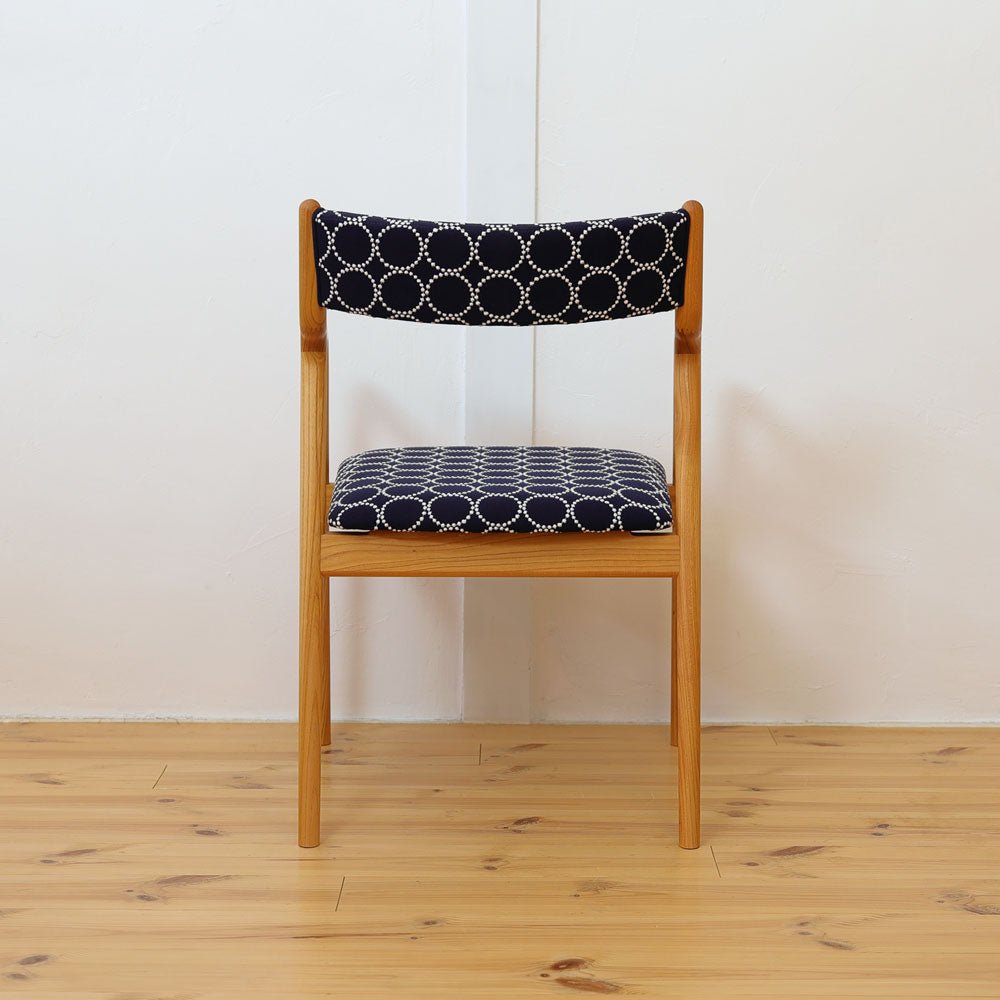 ミナペルホネン タンバリン生地を使用した Pepeアームチェア 背布張り 後ろからの全体画像