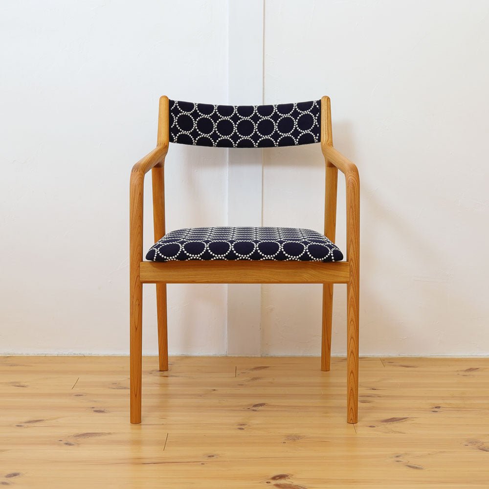 Pepeアームチェア背布タイプのミナペルホネン生地張り　前からの全体写真