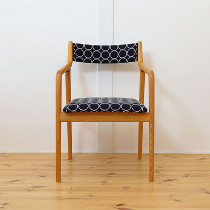 Pepeアームチェア背布タイプのミナペルホネン生地張り　前からの全体写真