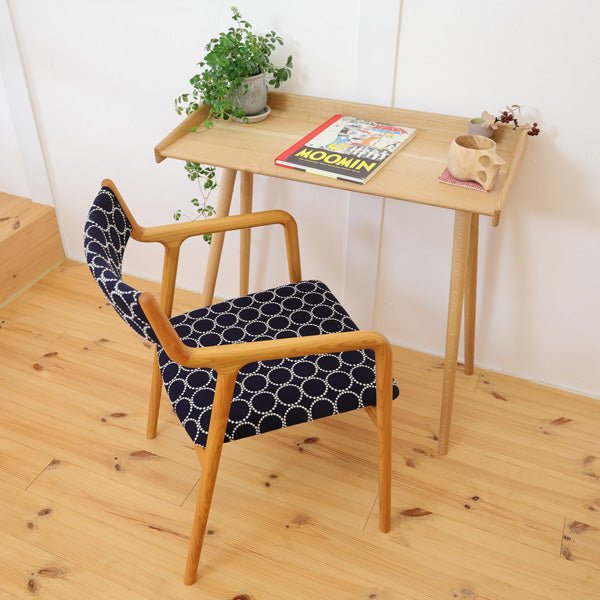 宮崎椅子製作所のPepeアームチェア 背布張り ミナペルホネン タンバリン生地 斜めから見た全体写真