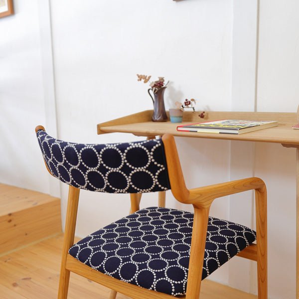 宮崎椅子製作所 ペペチェア 背布張りタイプのやさしい背あたりと背板タイプとの違い