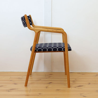 宮崎椅子製作所のPepeアームチェア 背布張り 横から見た全体写真