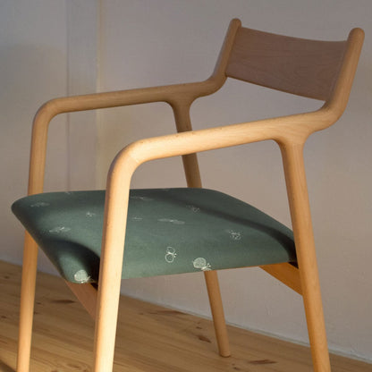 宮崎椅子製作所のpepeチェアにミナペルホネン チョウチョ生地を張った製作例