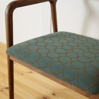 ペペチェアの座面に張られたミナペルホネン タンバリン生地のディテール