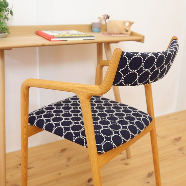 ミナペルホネン　タンバリン　ハンドメイドダイニングアームチェア　① pepe チェア｜宮崎椅子製作所｜ペペアームチェア 背布張り – カチート