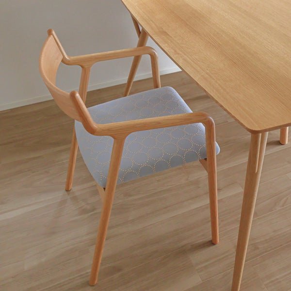 ペペチェア ミナペルホネンのタンバリン生地張りを斜め上から見た全体写真