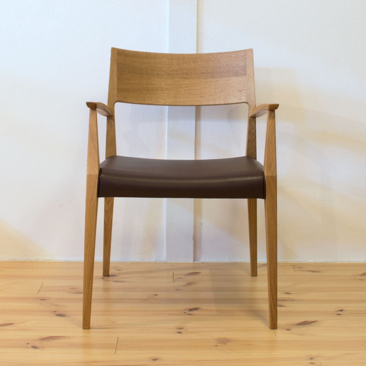 095 アームチェア（DCC-095 / DDC-095）｜日進木工｜Forms（フォルムス