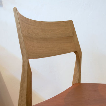 斜め前から見た日進木工 DCC-096 チェア（オーク材）の背もたれ