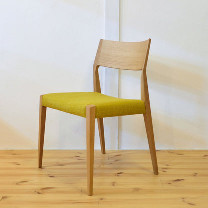日進木工 DCC-096 ダイニングチェア（オーク材・黄色の布張り）を斜めから
