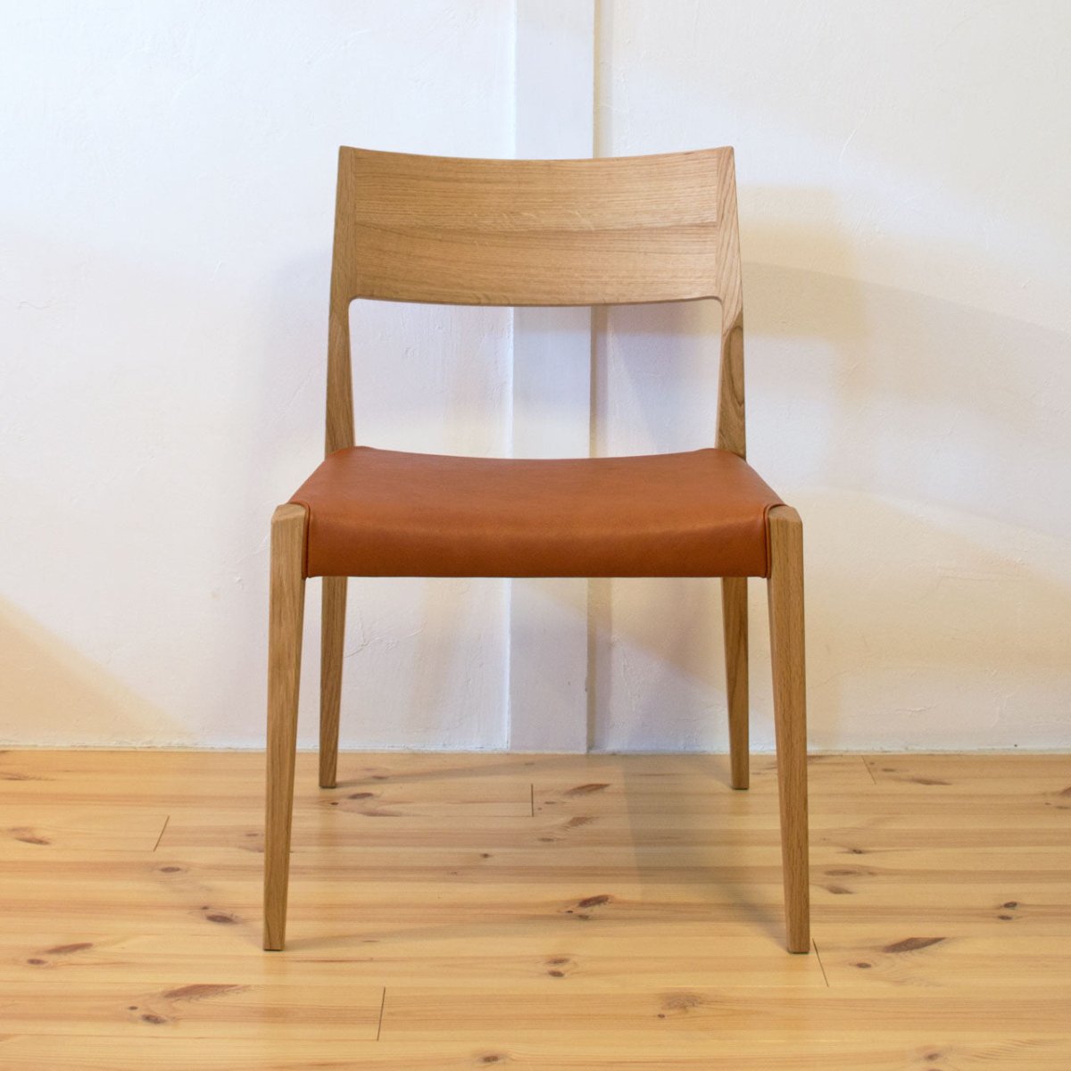 日進木工 DCC-096 チェア正面（オーク材）