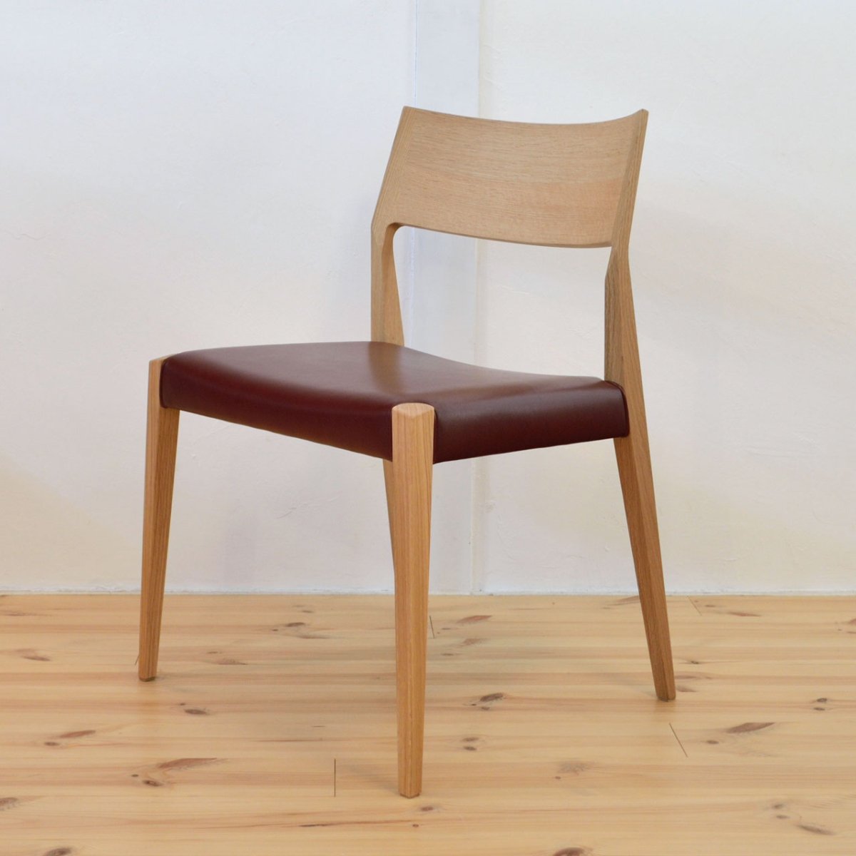 日進木工 DCC-096 ダイニングチェア（オーク材・革張り）を斜めから
