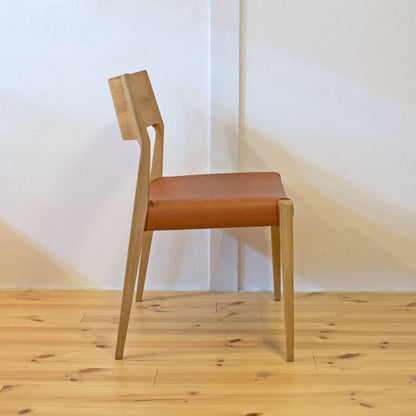 横から見た日進木工 DCC-096 チェア（オーク材）のダイニング椅子