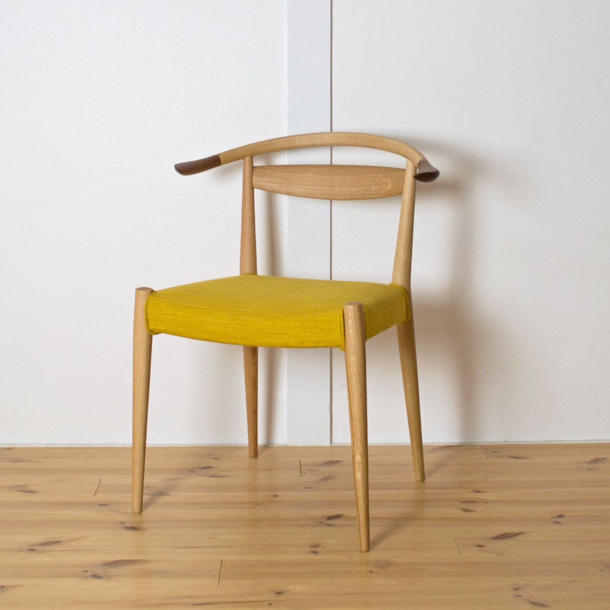 斜めから見たWOC-1320-w チェア、ホワイトウッドシリーズの日進木工製チェア