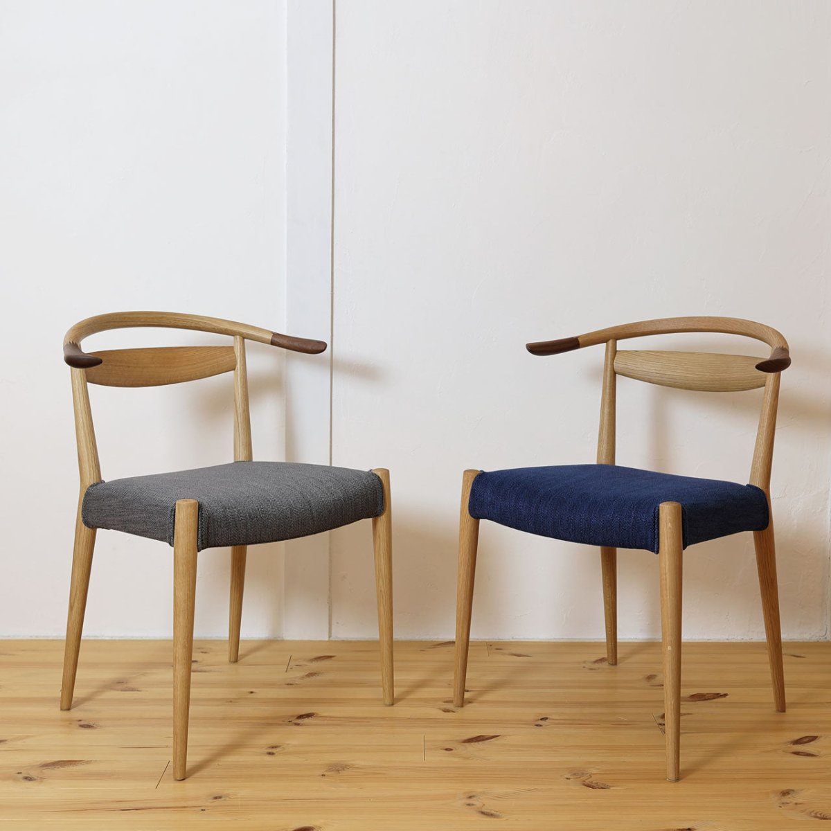 日進木工のWOC-1320-W チェアを2脚並べた写真、WhiteWood（ホワイトウッド）シリーズのダイニングチェア