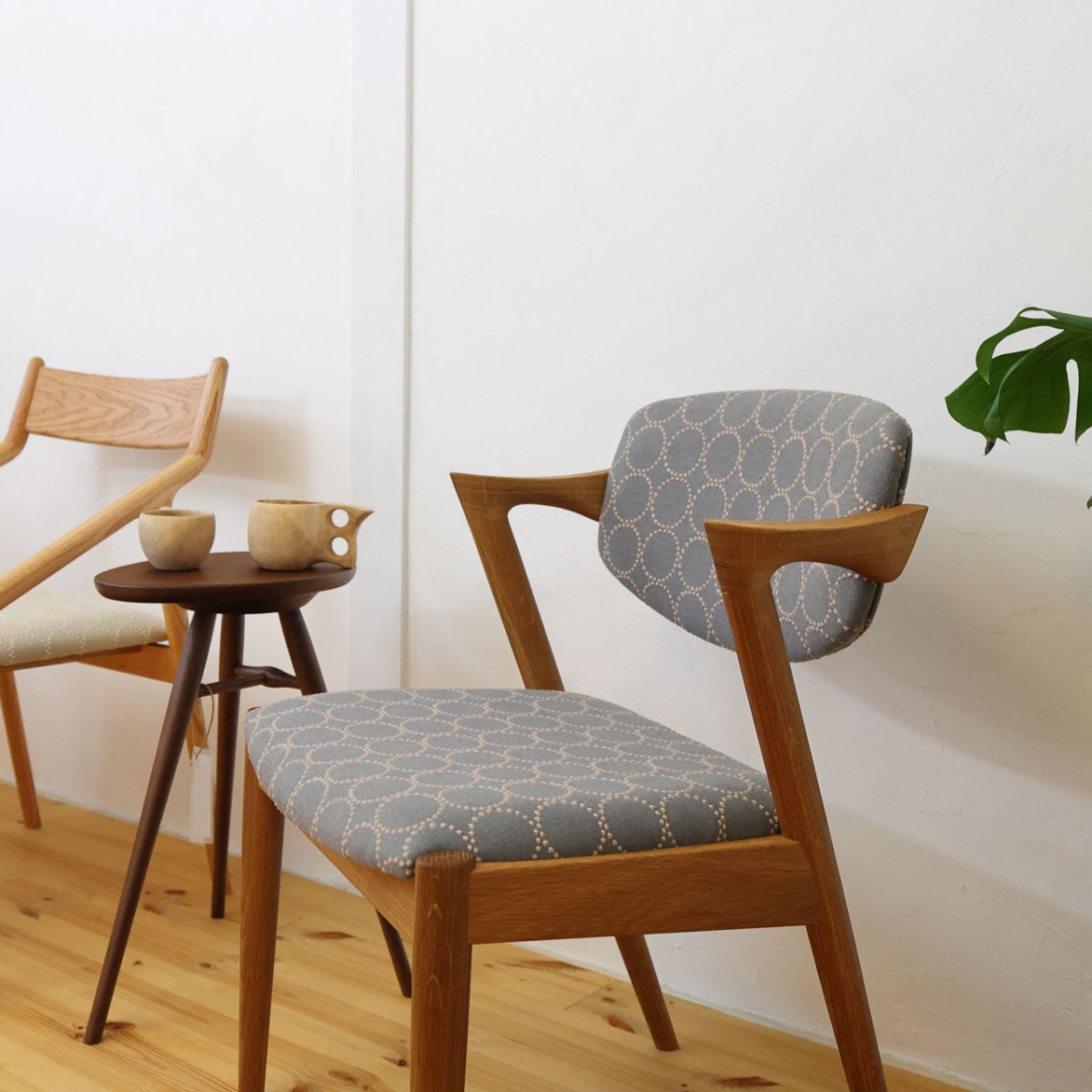 ミナペルホネンのタンバリン生地を張ったNo.42チェア（宮崎椅子製作所）