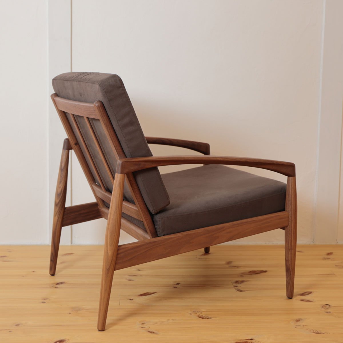 ペーパーナイフソファ 1P（1人掛け） 宮崎椅子製作所 斜め後ろからの背面全体、デンマークのカイ・クリスチャンセンデザイン