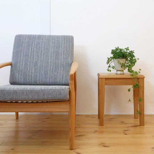 ペーパーナイフソファ 1人掛け オーク材のフレームと空間に馴染む設置イメージ