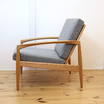 宮崎椅子製作所のペーパーナイフソファを横から見た姿 1人掛けのバランスの取れたフォルム