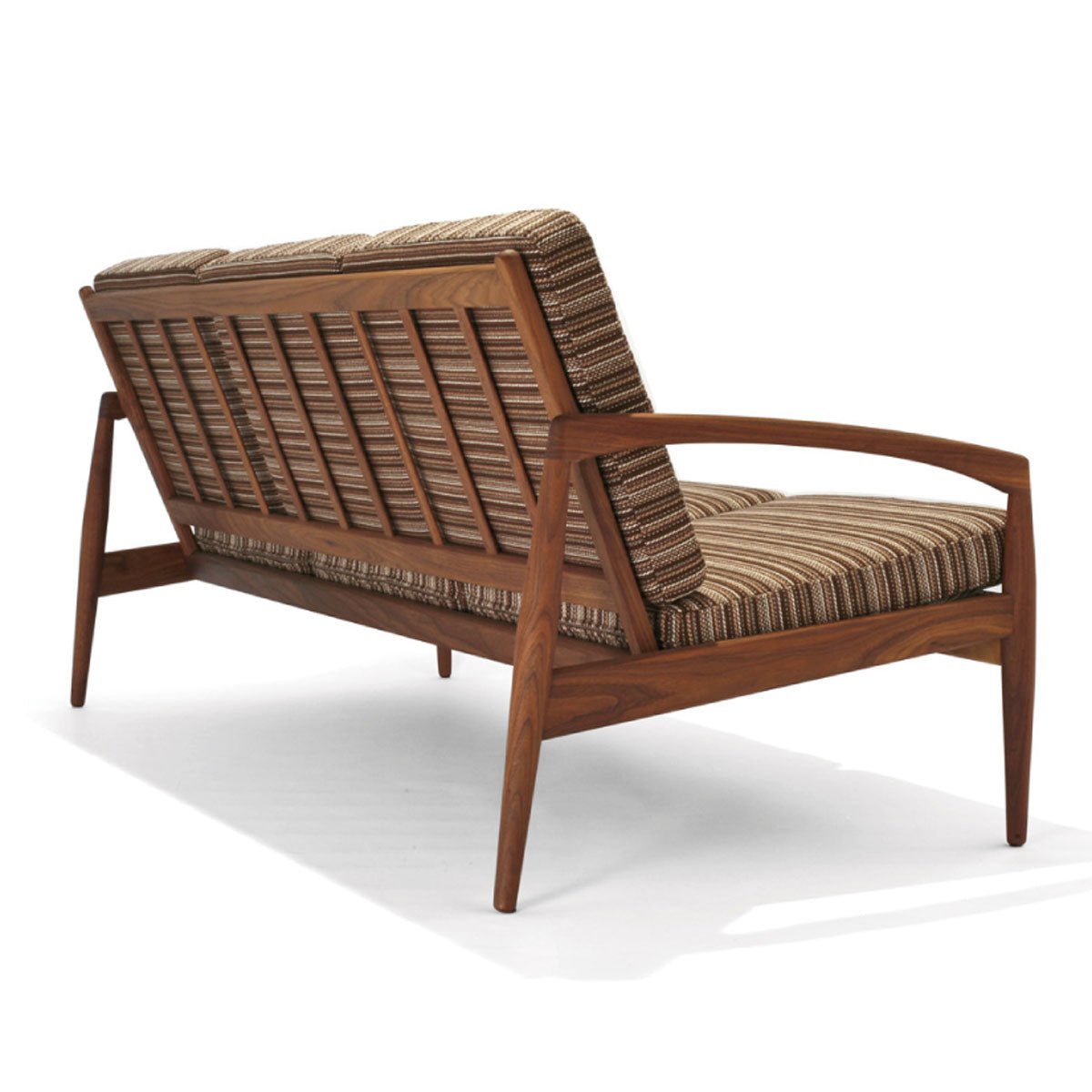 背面から見たペーパーナイフソファ3P（3人掛け）、宮崎椅子製作所による美しい木製フレーム