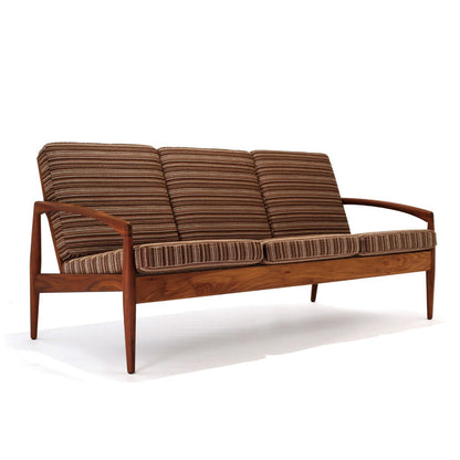 ペーパーナイフソファ3Pの全体像、カイ・クリスチャンセンのデザインで、宮崎椅子製作所による製作の3人掛けソファ