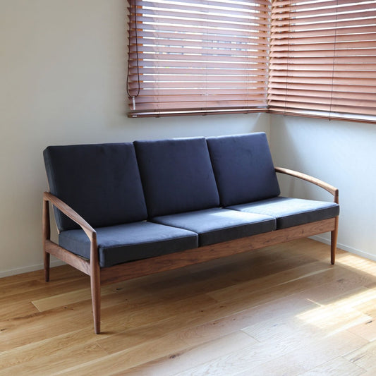 カイ・クリスチャンセン氏のデザイン、宮崎椅子製作所のペーパーナイフソファ3P（3人掛け）