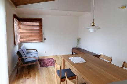 リビングで使用しているペーパーナイフソファ3P（3人掛け）、宮崎椅子製作所の木製フレームソファ、カイクリスチャンセンのデザイン