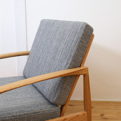 ペーパーナイフソファ クッションのストライプ生地（グレー）の質感