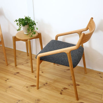 ペペサイドチェア 前方に低くなるアーム形状