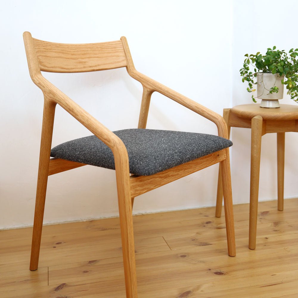 ペペサイドチェア 宮崎椅子製作所 左斜めからのディテール