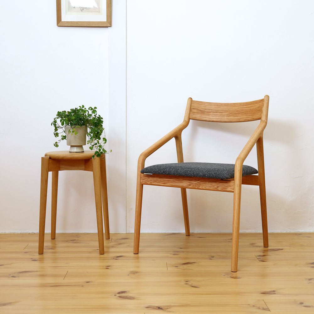 ペペサイドチェア 宮崎椅子製作所 正面から見た全体