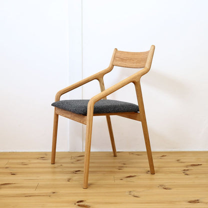 ペペサイドチェア 宮崎椅子製作所 斜めからの全体イメージ