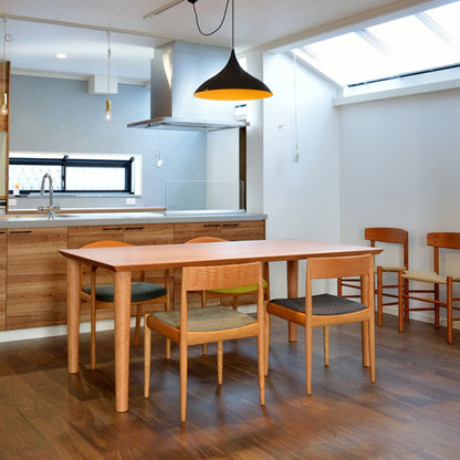 背面から見たブラックチェリー材のUNI-senior 4110 チェア、カイ・クリスチャンセンデザイン、宮崎椅子製作所