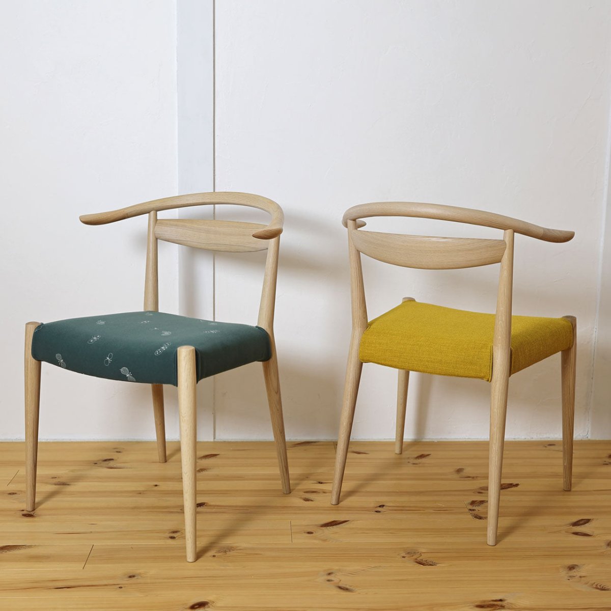 背中合わせに配置したWOC-132 チェア、背面デザインとミナペルホネン生地