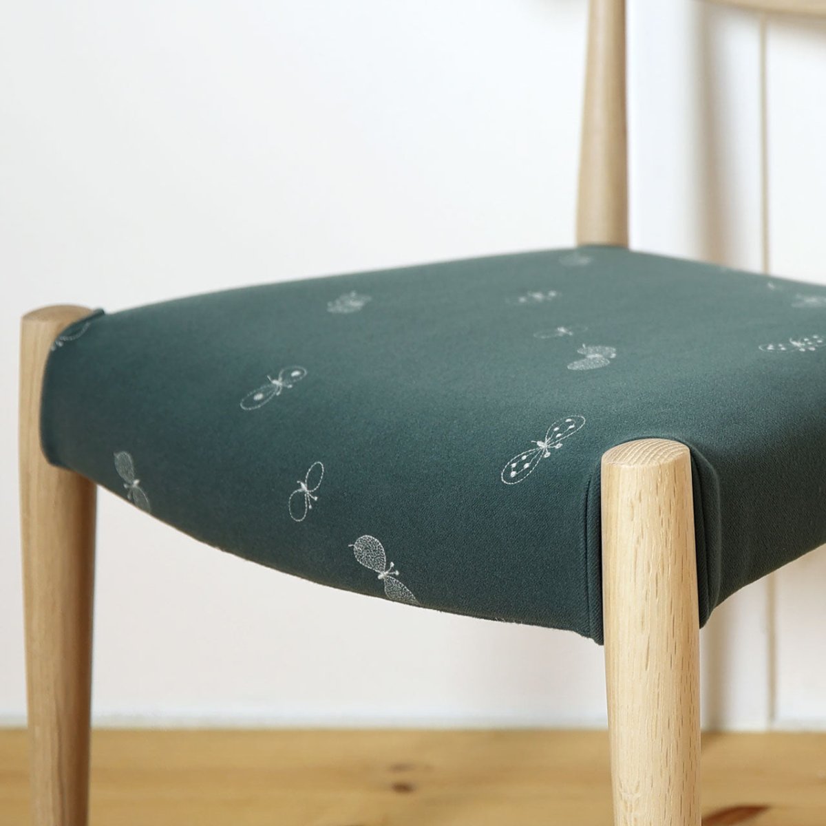 WOC-132 チェアの座面アップ、ミナペルホネンのチョウチョ柄生地