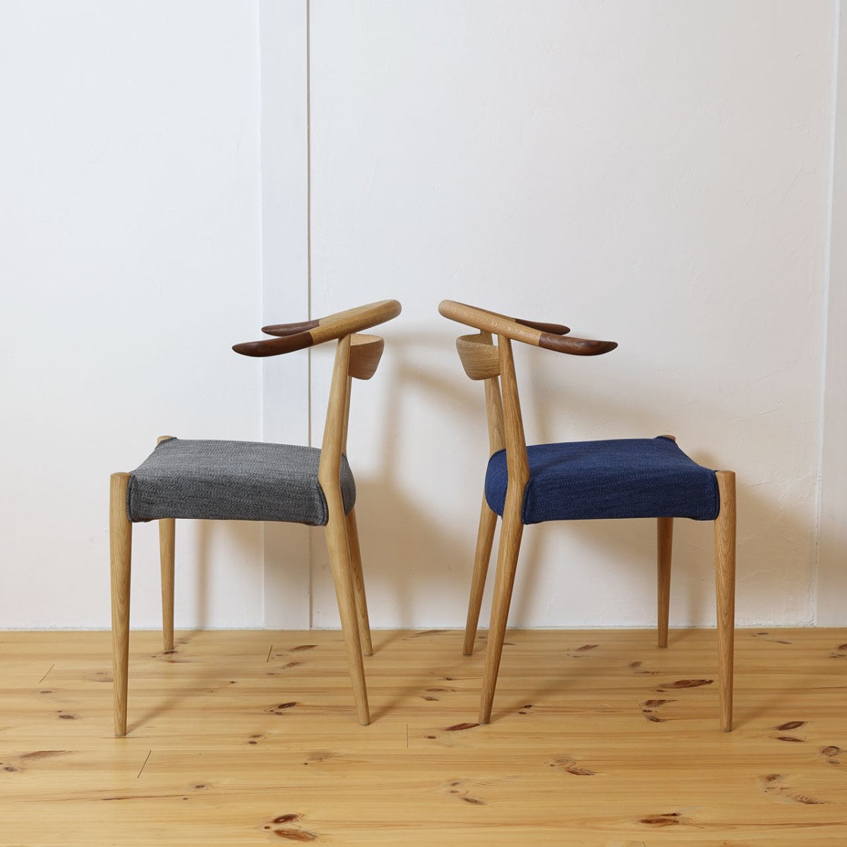 横から見たWOC-1320-W チェア2脚、日進木工のWhiteWood（ホワイトウッド）シリーズの椅子