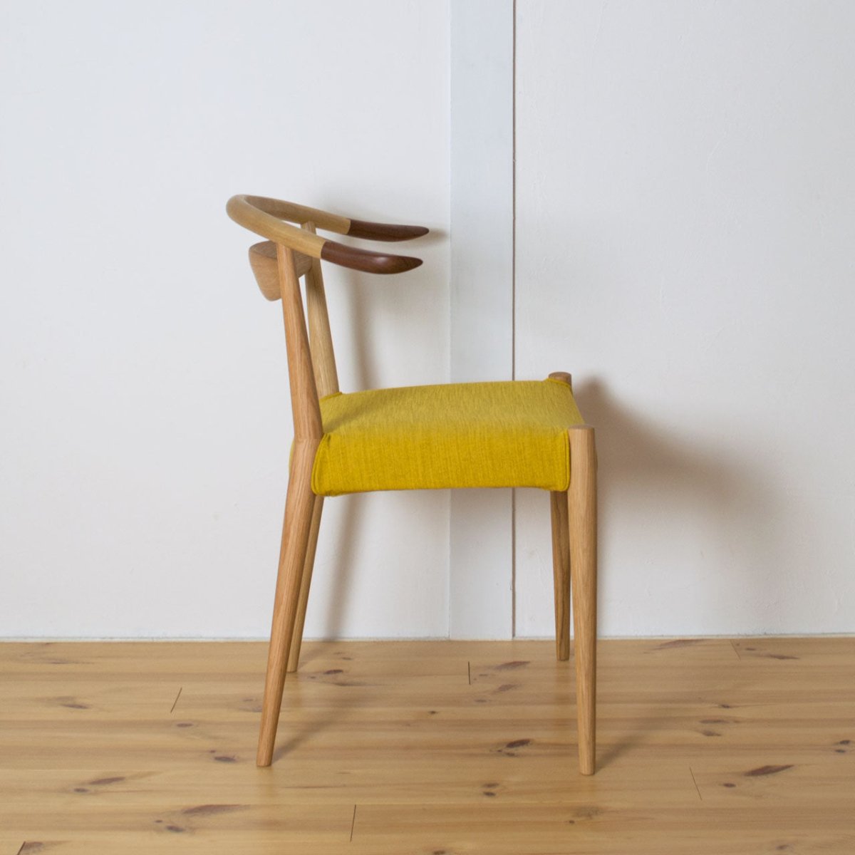 横から見たwoc-1320-wチェア、日進木工WhiteWood（ホワイトウッド）シリーズの椅子